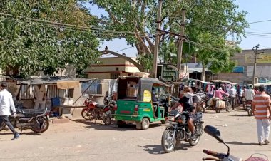 गोविंदगढ़ कस्बे में लोकडाउन 4 मे बंदीशे  से कम हो जाने पर बाजारों में लोटी  रौनक