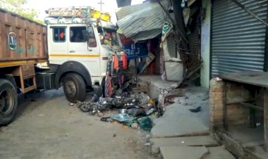 ट्रोले ने चबूतरे पर बैठे दो बाइक सवार युवकों के  मारी टक्कर,मौके पर एक युवक की मौत