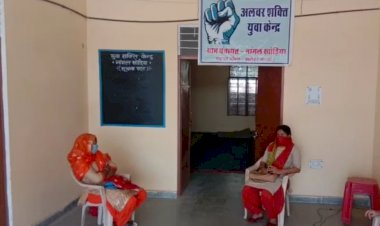 शिक्षा विभाग के आदेशों की कोरोना के कानून की खुल्लेआम उड़ रही धज्जियां उड़ा रहे हैं