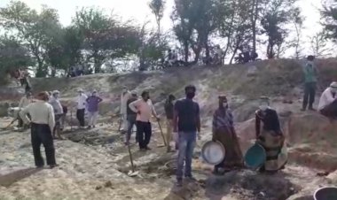 मनरेगा श्रमिकों को बांटे मास्क सेनेटाइजर