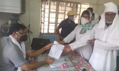 विद्युत सप्लाई में अनियमितता को लेकर ग्रामीणों ने सहायक अभियंता को सौंपा ज्ञापन