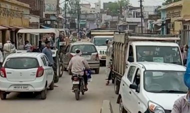 डीग में दुकानों पर खरीददारी  दौरान लोग उड़ा रहे हैं सोशल डिस्टेंससिंग की धज्जियां