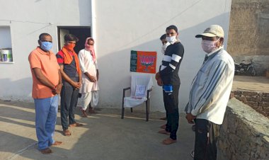 अश्रुपूर्ण आंखों से पुष्प अर्पित कर दी श्रद्धांजलि