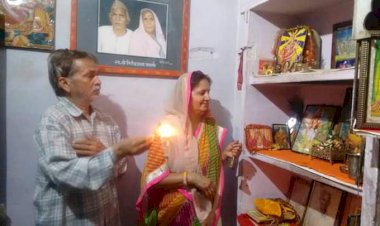 गायत्री परिवार सदस्यों द्वारा घरों में किया गया यज्ञ गायत्री मंत्रों के साथ सूर्य मंत्र महामृत्युंजय मंत्र करते हुए दी आहुतियां