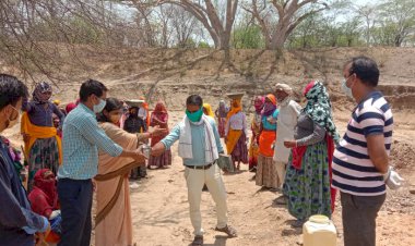 मनरेगा श्रमिको को वितरित किये फेस कवर और पिलाया ओआरएस का घोल