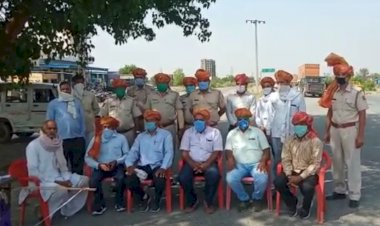 गांव जैनपुरवास बस स्टैंड पर 2 माह से 45० तापमान की तेज गर्मी में ड्यूटी पुलिसकर्मी , डॉक्टर्स , टीचर्स कोरोना योद्धाओं का किया सम्मान