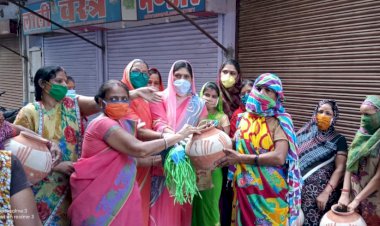 अपनाघर सेवा समिति की महिला इकाई ने किए घडे व मास्क वितरित