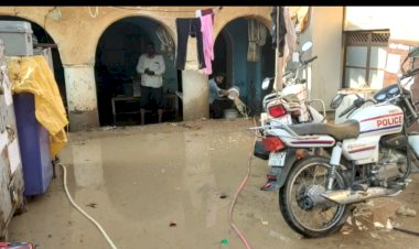 बडौदामेव में तेज बरसात से थाना परिसर में बने कमरे ( बैरिक ) में भरा पानी