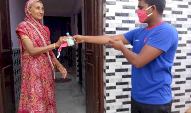 भाजपा कार्यकर्ताओं ने लोगो को बांटे 500 मास्क और 100 सैनिटाइजर