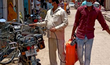 रैणी कस्बे में हुआ सेनेटाइजर का छिड़काव