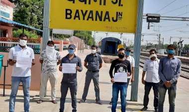 रेलकर्मीयों ने भूख हडताल कर केन्द्र सरकार की नीतीयों का विरोध किया