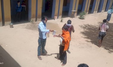 कस्बे मे अन्नपूर्णा रसोई व बजरंग दल के कार्यकर्ता द्वारा 15000 किए गए मास्क वितरित