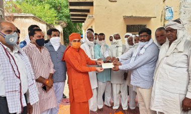 सरपंच नगेंद्र एवं समस्त ग्रामवासी कल्याणपुरा के द्वारा पीएम केयर फंड 51000 की राशि अलवर सांसद  को सौंपी