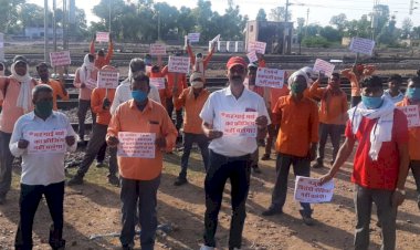 रेलकर्मीयों ने प्रदर्शन कर नारेबाजी की