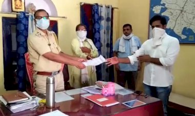 रामगढ़ यादव समाज ने रामगढ़ थानाधिकारी को मोरारी बापू  के खिलाफ   एफआईआर दर्ज करने के लिए ज्ञापन सौंपा