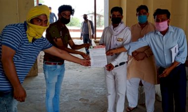 डीग में रेल सेवाओं के विस्तार  को लेकर भाजपा कार्यकर्ताओं ने सौपा  डी आर एम को ज्ञापन