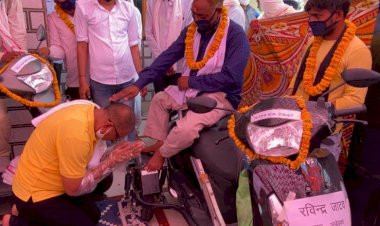 महुआ विधायक  ओमप्रकाश हुडला ने अपनी माता मिश्री देवी व दिव्यांगों के चरण धोकर मनाया  अपना 48 वा जन्मदिन