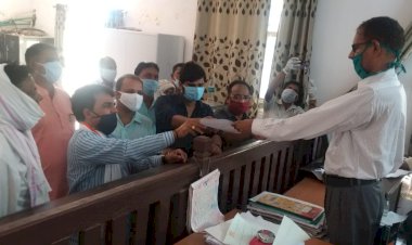 महुआ किले से कचरा घर को हटाने व नगर पालिका महुआ द्वारा वार्ड  में नियमानुसार कार्य कराने को लेकर जिला कलेक्टर के नाम उपखंड अधिकारी को सौंपा ज्ञापन