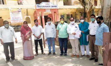 पेट्रोल-डीजल की दरों में हो रही बढ़ोतरी को रोकने के लिये प्रधानमंत्री श्री नरेन्द्र मोदी के नाम ज्ञापन सौपा