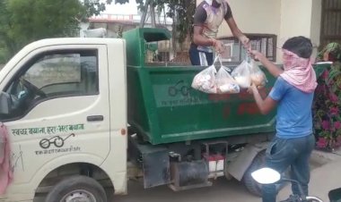 खाध सामग्री की किट कचरा गाडी से ढो रहे सफाईकर्मी