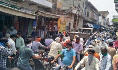 बाजार खोलने की समय सीमा बढाने के बाद भी हो रहा सोशल डिस्टैंसिंग का उल्लंघन