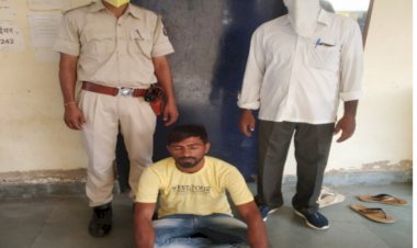 मुण्डावर थाना पुलिस ने अवैध देसी शराब सहित शातिर आरोपी को किया गिरफ्तार