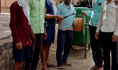 समाजसेवी इंदर यादव ने फ़ौलादपुर में कराया सैनिटाइज