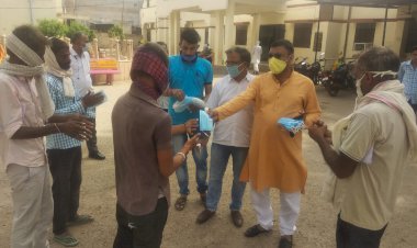 कांग्रेसी कार्यकर्ताओं ने राहुल गांधी के जन्मदिवस पर बाटे मास्क सैनिटाइजर