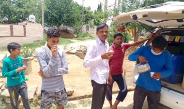 समाजसेवी इंदर यादव के नेतृत्व में युवाओं ने पिलाया काढ़ा