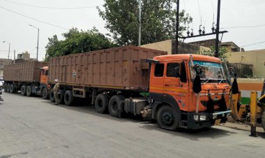 अवैध खनन की बजरी से भरे तीन ट्रैलर पकडे, बजरी माफिया व चालक अंधेरे का लाभ उठाकर भागे