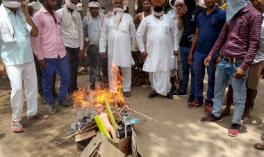 भाजपाईयों ने चाइनीज सामान की होली जलाकर शहीदों  को श्रद्धांजली दी