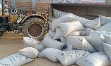 लाहे के कट्टो से भरी ट्रैक्टर की ट्राली पलटी, ट्राली में बैठे लोगों ने कूदकर बचाई अपनी जान