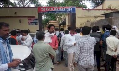 सुबह पेड़ पर लटका मिला शव, म्रतक के पुत्र ने आरोपी पक्ष पर लगाया हत्या का आरोप