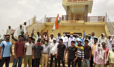 पूर्व जिला प्रमुख व कांग्रेस कार्यकर्ताओं ने मौन रखकर शहीदों को दी श्रंद्धाजलि