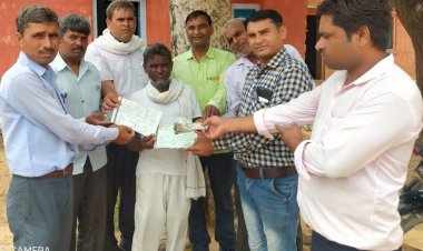 शिक्षको द्वारा पीड़ित परिवार को दी 250000 की आर्थिक सहायता राशि