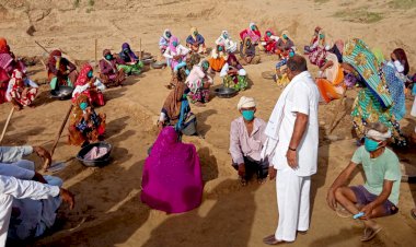 नरेगा श्रमिकों को मास्क साबुन व सेनेटाइजर बांटे