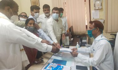 भीलवाड़ा में पेट्रोल डीजल की बढ़ती कीमतों को लेकर जिला कांग्रेस ने जिला कलेक्ट्री पर किया प्रदर्शन सोपा जिला कलेक्टर को ज्ञापन