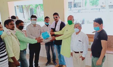 सैनी विकास महासमिति ने कोरोना वॉरियर्स को बाटे मास्क व सैनिटाइजर मशीन