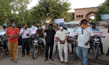 लोक कलाकारों ने जागरूकता रैली निकालकर लोगों को कोरोना संक्रमण से बचने के लिए किया प्रेरित
