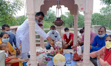 सावन के पहले सोमवार शिवालयों में गूंजे बम बम भोले के जयकारे, भक्तों ने उपवास रख किया शिव भोले  का जलाभिषेक