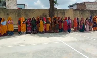 पानी की मांग को लेकर सैकड़ों की संख्या में महिलाएं पहुची उपखंड अधिकारी कार्यालय, उपखंड अधिकारी को दिया ज्ञापन,  डेढ़ माह से नहीं मिल रहा मोहल्ले वासियों को पानी