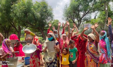 पानी की समस्या को लेकर महिलाओं ने खाली बर्तन लहराते हुए मटकी फोड़ प्रदर्शन किया