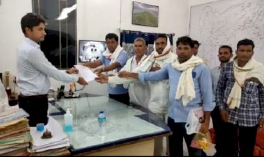 विश्व आदिवासी दिवस पर राजकीय अवकाश घोषित करवाने के लिए मुख्यमंत्री के नाम उपखंड अधिकारी को सौंपा ज्ञापन