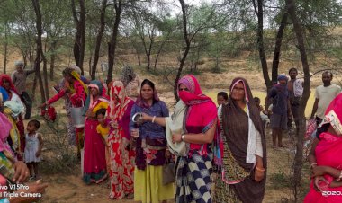 मनरेगा श्रमिकों को गर्मी में राहत देने के लिए नींबू पानी पिलाया