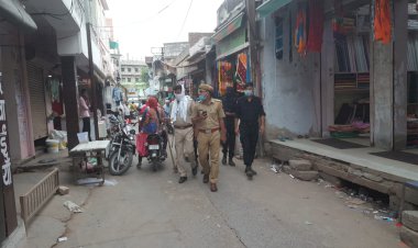 रामगढ़ थाना पुलिस ने एसपी के निर्देशानुसार पूरे कस्बे में रोजाना फ्लैग मार्च शुरू