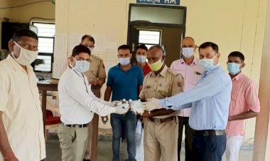 कोरोना संक्रमण से बचाव के लिए मास्क व सैनिटाइजर का किया वितरण