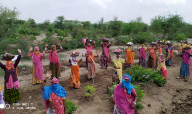 भीषण गर्मी में मनरेगा समय परिवर्तन के कारण लोगो ने किया विरोध