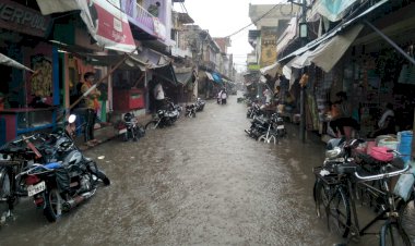 सावन मे मेघों ने गाई मल्हार, जमकर बरसे इंद्रदेव, जोरदार बारिश से बाजार मे भरा पानी