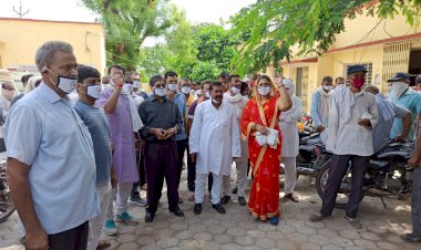 विधुत समस्याओं को लेकर भाजपाईयों ने प्रदर्शन कर सौंपा ज्ञापन