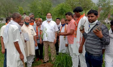 मनरेगा श्रमिकों को मोदी सरकार की जनकल्याणकारी योजनाओं की जानकारी दी